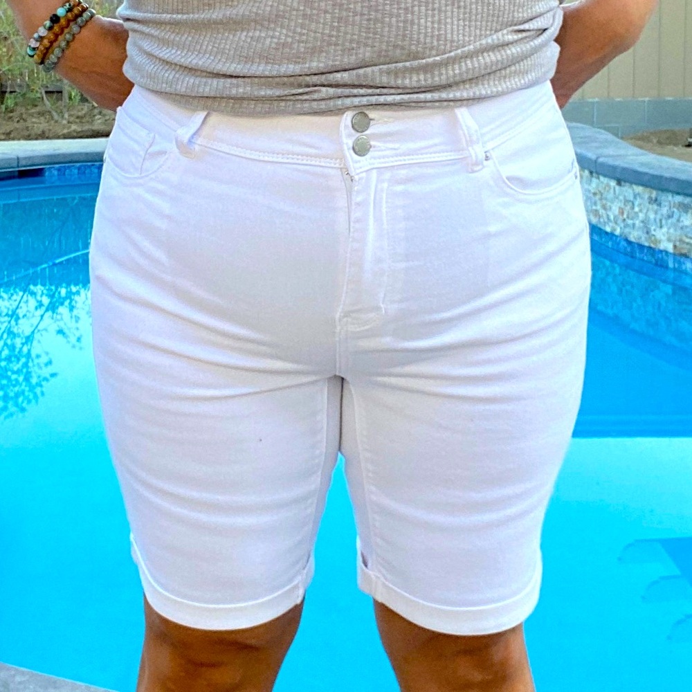 CURVY—Wax High Waist Bermuda Shorts- White